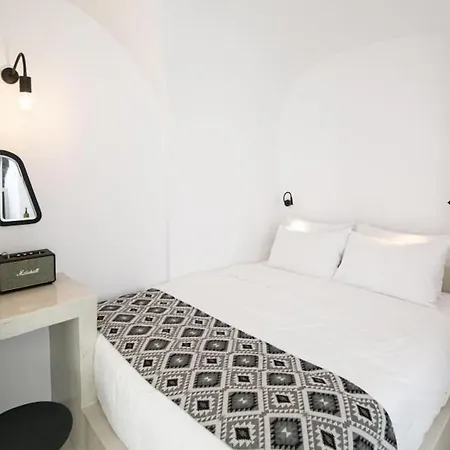 Luxury Santorini Cozy 1 Bedroom Indoor Plunge Pool & Caldera