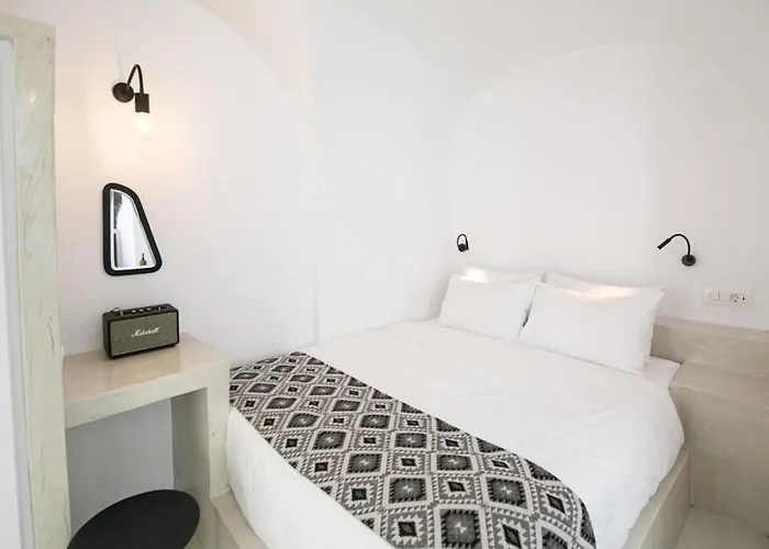 Luxury Santorini Cozy 1 Bedroom Indoor Plunge Pool & Caldera